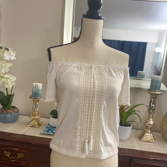 Tops - 💕❤️H&M lace centered off shoulder white💕